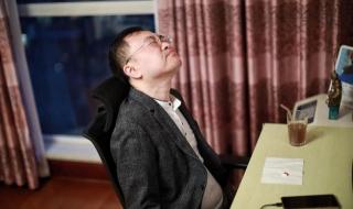 渐冻人蔡磊激动试用人工喉